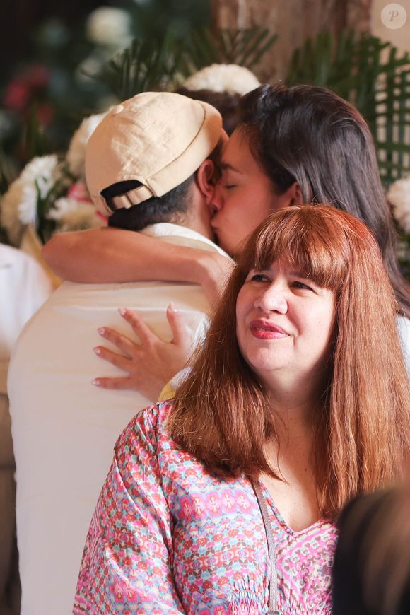 Alane Dias, namorada de Francisco Gil, beija o cantor durante o velório de Preta Gil