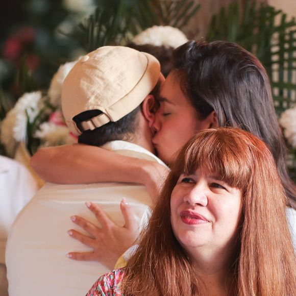 Alane Dias, namorada de Francisco Gil, beija o cantor durante o velório de Preta Gil