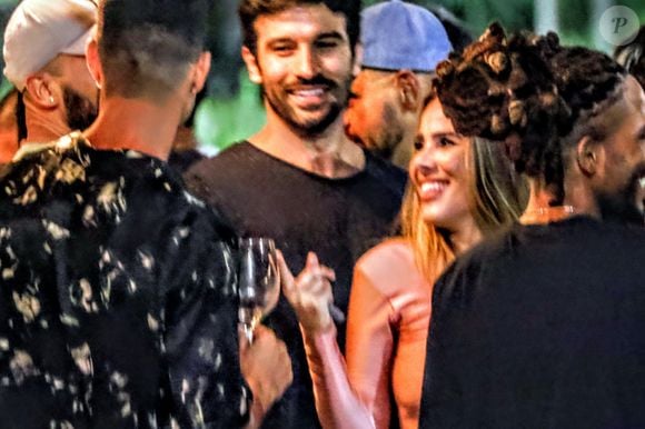 Wanessa Camargo e Bruno Bevan, ator de novelas como 'Além da Ilusão', se divertiram na noite do RJ ao lado de amigos do casal