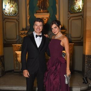 Com Rodrigo Faro, Vera Viel elegeu um vestido em tom vinho, de modelagem assimétrica e detalhe de drapeado escultural na lateral da saia