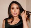 Simples e acessível: Salma Hayek, aos 59 anos, tem ritual matinal de cuidados que envolve rosto, área dos olhos e lábios