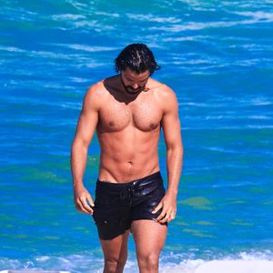 Com os cabelos molhados após um mergulho no mar, Rodrigo Simas roubou a cena durante passeio na Barra da Tijuca