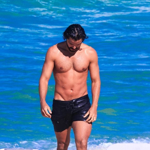 Com os cabelos molhados após um mergulho no mar, Rodrigo Simas roubou a cena durante passeio na Barra da Tijuca