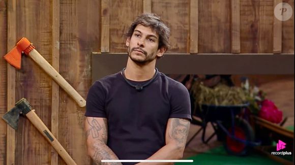Shia deu a entender que, por ele, toparia viver um romance com Michelle Barros em 'A Fazenda 17'