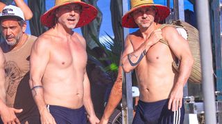 Aos 56 anos, Alexandre Nero chama atenção em praia do Rio e volumão na sunga rouba a cena em fotos. Veja todas!