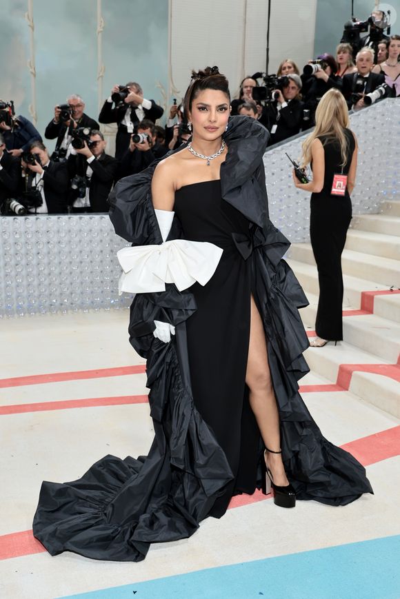 Para o Met Gala de 2023, Priyanka Chopra escolheu um vestido preto com cauda dramática assinado por Valentino