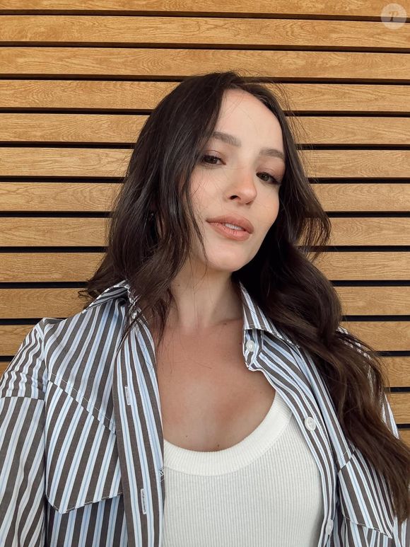 Larissa Manoela atualmente: atriz costuma revezar entre cabelo levemente ondulado e liso, sempre no tom castanho escuro - o seu 'original'