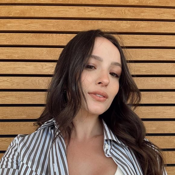 Larissa Manoela atualmente: atriz costuma revezar entre cabelo levemente ondulado e liso, sempre no tom castanho escuro - o seu 'original'