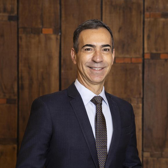 César Tralli, padrasto da moça, assumirá o ‘Jornal Nacional’ e terá que se mudar para o Rio de Janeiro