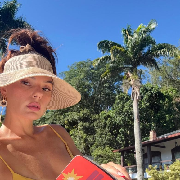 Aos 39 anos, Isis Valverde compartilhou uma tarde de descanso nas redes sociais. De biquíni amarelo, a atriz colocou o bronze em dia e mostrou sua leitura atual
