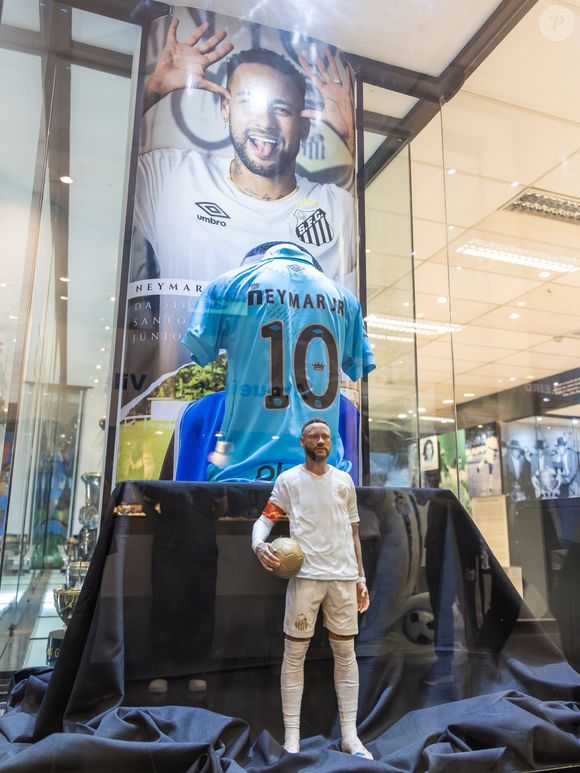 O Santos eternizou Neymar no Memorial das Conquistas com um busto e uma estátua. Nas redes sociais, o camisa 10 agradeceu o carinho e fez um desabafo sobre sua carreira