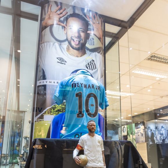 O Santos eternizou Neymar no Memorial das Conquistas com um busto e uma estátua. Nas redes sociais, o camisa 10 agradeceu o carinho e fez um desabafo sobre sua carreira