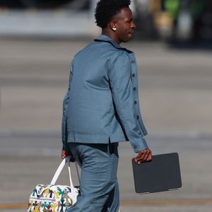 Segundo publicações no X, antigo Twitter, o uniforme oficial de viagem da Seleção Brasileira lembrou desde roupas de internato até trajes usados em oficinas mecânicas, gerando uma onda de comentários bem-humorados