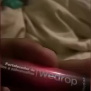 Lidiane relata que passou o Wedrop - e nada além - nos cílios antes de dormir. Esperou secar, conforme a instrução, e se deitou. Na madrugada, vieram os primeiros sintomas