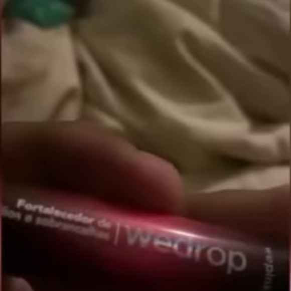 Lidiane relata que passou o Wedrop - e nada além - nos cílios antes de dormir. Esperou secar, conforme a instrução, e se deitou. Na madrugada, vieram os primeiros sintomas