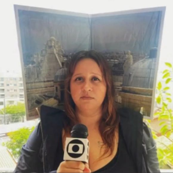 Com blazer elegante e microfone na mão, foliãs já homenagearam Ilze Scamparini no Carnaval — um símbolo pop das coberturas do Vaticano