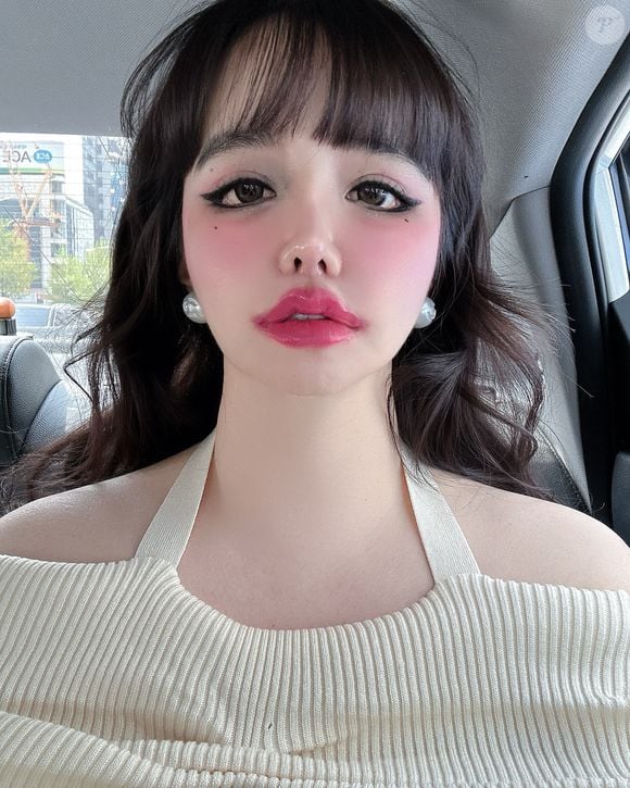 Uma teoria era de que Park Bom estava exagerando nos filtros de suas fotos