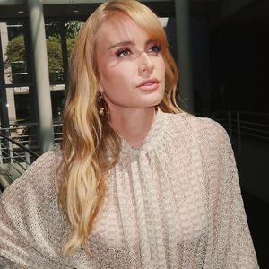 Angélica escolheu uma blusa em lamé, tecido adornado por finas lâminas prateadas, com amarração na gola