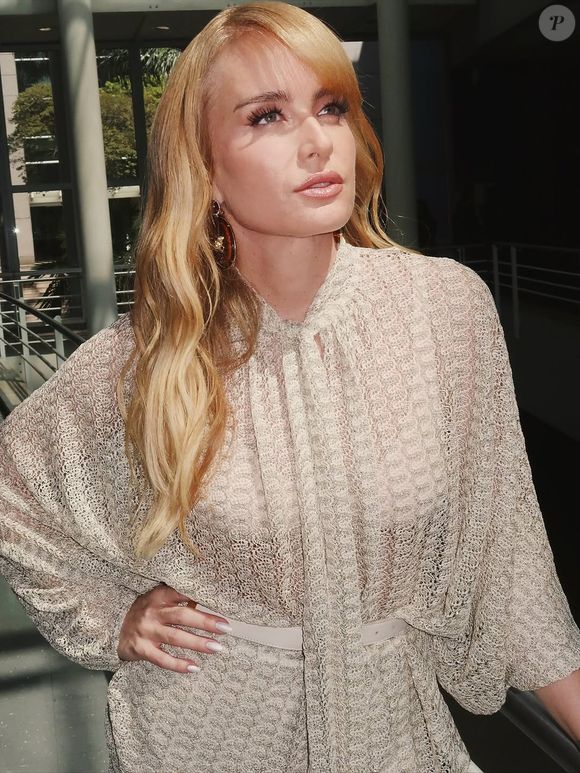 Angélica escolheu uma blusa em lamé, tecido adornado por finas lâminas prateadas, com amarração na gola