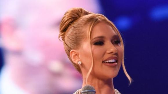 Virgínia elege vestido vermelho grifado com punhos bufantes e arremata jogo com namorado, Vini Jr,, em leilão beneficente de Ronaldo Fenômeno