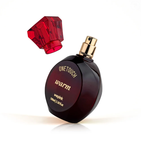 One Touch Warm de Wepink foi desenvolvido para quem deseja deixar uma marca por onde passa. A fragrância abre com notas frutadas, evolui para um coração de jasmim, flor de laranjeira e coco, terminando com baunilha, caramelo e madeira de caxemira, formando um perfume doce e envolvente