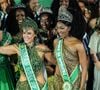 Paolla Oliveira recebeu a faixa de Iza, que ocupou o posto de Rainha de Bateria no ano passado