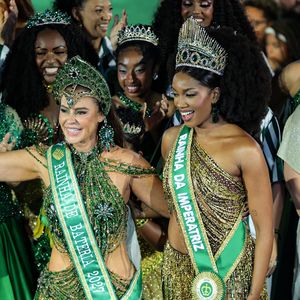Paolla Oliveira recebeu a faixa de Iza, que ocupou o posto de Rainha de Bateria no ano passado