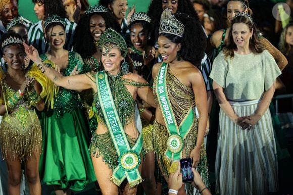 Paolla Oliveira recebeu a faixa de Iza, que ocupou o posto de Rainha de Bateria no ano passado