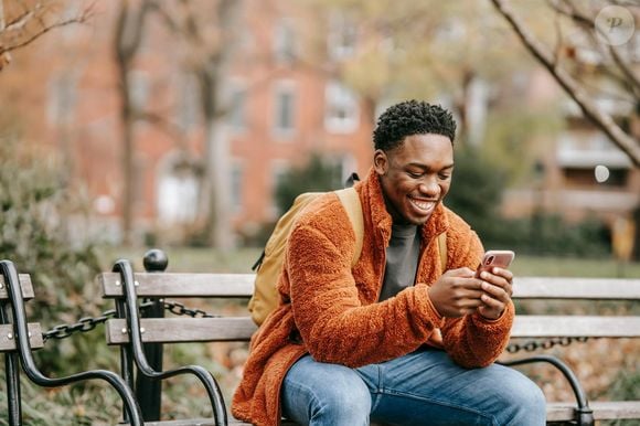 Segundo a psicologia, a preferência por áudios e mensagens é um reflexo de como nossa mente se adaptou ao excesso de estímulos da vida moderna