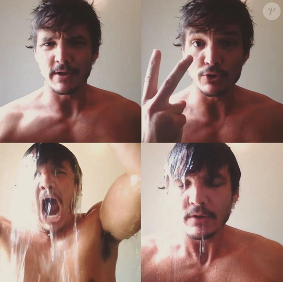 Selfie antiga: Camiseta básica, cabelo bagunçado, mas ainda Pedro Pascal.