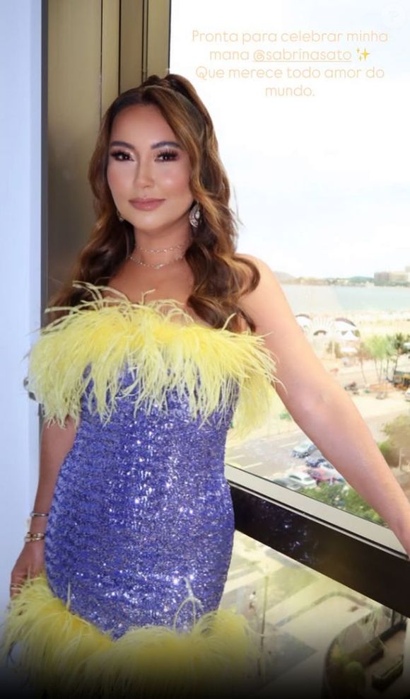 Karina, irmã de Sabrina Sato, pronta para a festa da apresentadora