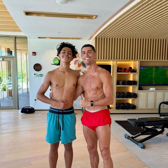 Cristiano Ronaldo surge em foto com o filho, mas detalhe nada comum nos pés vira assunto nas redes
