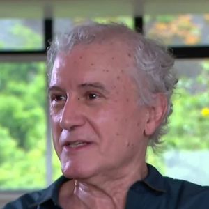 Viúvo de Ney Latorraca, Edi Botelho fez rara aparição na Globo para homenagear ator após morte por câncer aos 80 anos