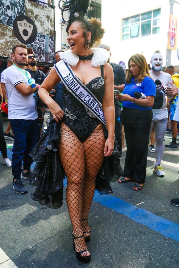 Longe da Sapucaí, Paolla Oliveira brilhou no bloco Cordão da Bola Preta neste sábado (14) de Carnaval