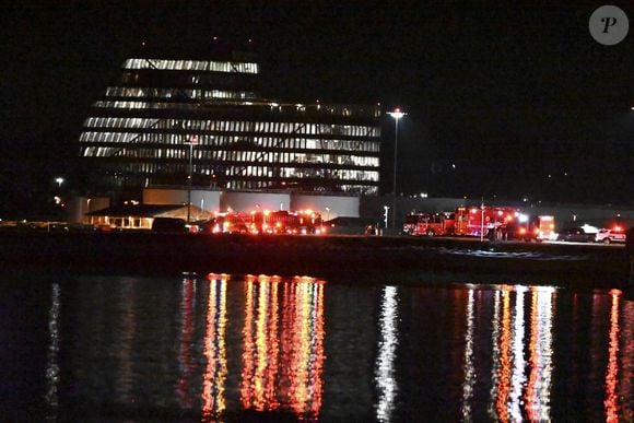 Helicóptero e aeronave caíram no Rio Potomac após colidirem no ar