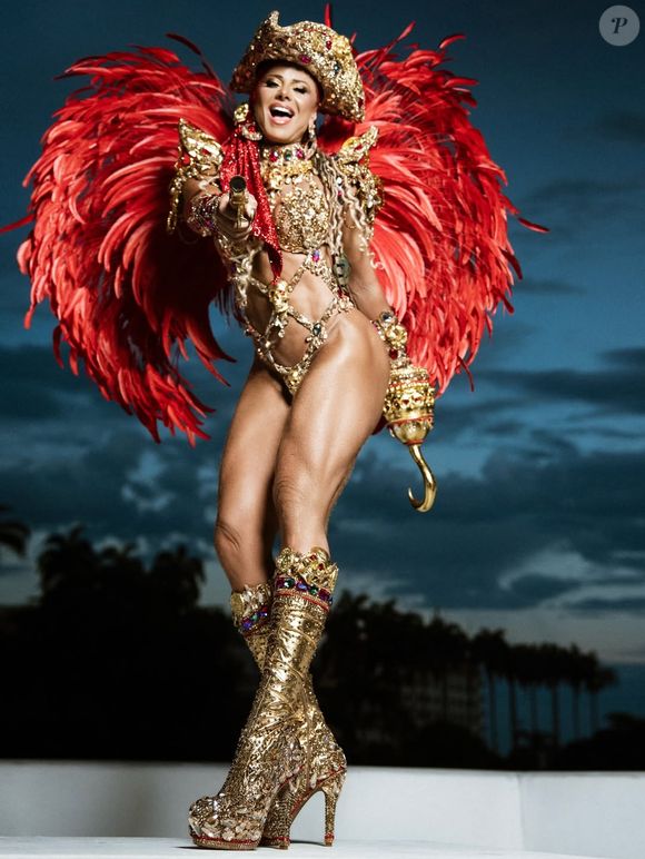 Rainha mais longeva da Sapucaí, Viviane Araujo arrasou com fantasia de pirata