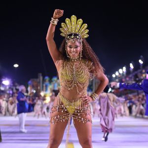 Juliana Alves participou do desfile da Unidos da Tijuca em dois momentos: na frente da escola, junto com a presidência, e na última ala