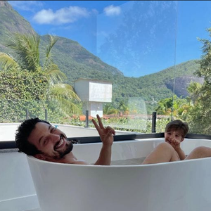 Banheira de Romulo Estrela tem uma vista incrível e é um dos pontos de relaxamento da mansão