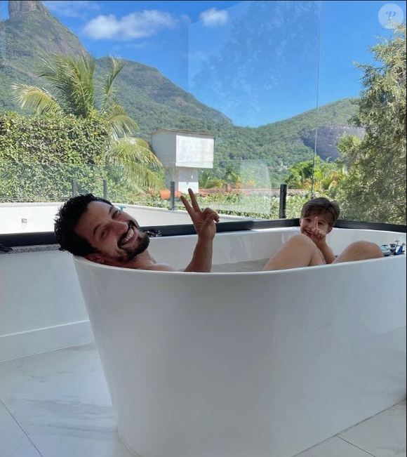 Banheira de Romulo Estrela tem uma vista incrível e é um dos pontos de relaxamento da mansão