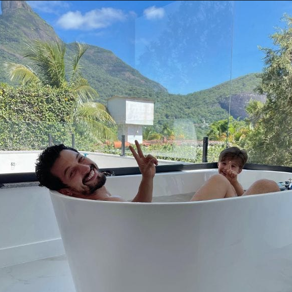 Banheira de Romulo Estrela tem uma vista incrível e é um dos pontos de relaxamento da mansão