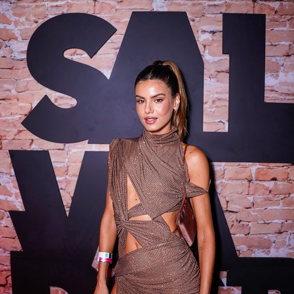 Camila Queiroz apostou no poder dos recortes estratégicos em um vestido metalizado.