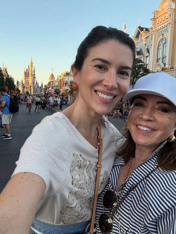 Rebeca Abravanel passeou pela Disney com a mãe, Iris Abravanel