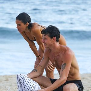 Casal vive clima de sintonia em praia carioca e chama atenção com boa forma e looks minimalistas