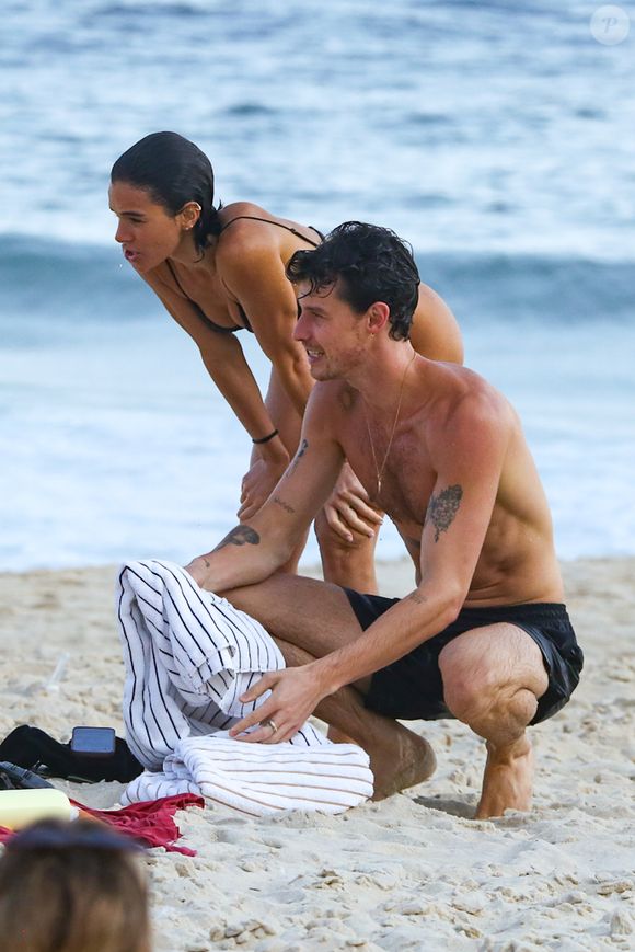 Casal vive clima de sintonia em praia carioca e chama atenção com boa forma e looks minimalistas