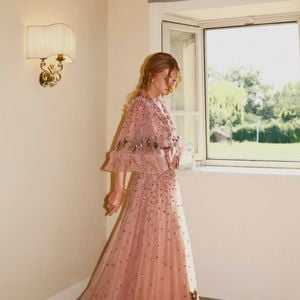O vestido de organza escolhido por Marina Ruy Barbosa conta com bordados florais e detalhe de laço de cetim na cintura
