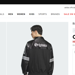 A peça tem modelagem ampla, fechamento por zíper, bolsos laterais com zíper e visual marcante, com grafismos e referências clássicas do sportswear