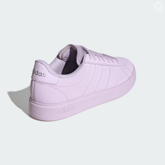 Estilo que acompanha o ritmo da vida real: o Adidas Grand Court 2.0 traz o toque moderno do ube para produções atuais