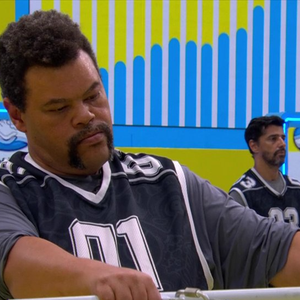 A Prova do Líder de resistência do Big Brother Brasil 26 acontece em duplas e exige coordenação constante: enquanto um participante mantém um botão pressionado, o outro sustenta uma barra que mantém um prato suspenso sem deixar um ímã tocar o chão