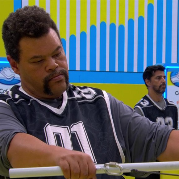 A Prova do Líder de resistência do Big Brother Brasil 26 acontece em duplas e exige coordenação constante: enquanto um participante mantém um botão pressionado, o outro sustenta uma barra que mantém um prato suspenso sem deixar um ímã tocar o chão