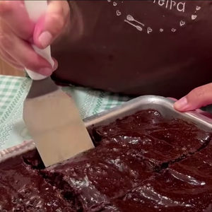 Bolo de chocolate sem glúten e sem lactose é simples e foi ensinado pela confeiteira Priscila, do canal Dicas da Pri Confeitaria